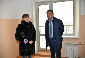Губернатор в Хабаровске вручил ключи от квартир первым новоселам жилого дома по улице Аэродромной