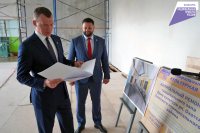Михаил Дегтярев осмотрел реконструируемый универсальный зал дома культуры в Охотске